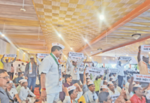 प्राथमिक शिक्षक बँकेच्या सभेत प्रचंड गदारोळ ahilyanagar-prathmik-shikshak-bank-107th-agm-ruckus-scheduled-bank-proposal-suspended