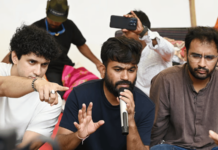 ‘स्कूल ठीक करो’च्या मागणीवर कॉक्रोच जनता पार्टी ठाम; देशभर सरकारी शाळांच्या सुधारणांसाठी आंदोलन
