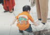 ट्रेंड – संस्कारी चिमुरडा cute-toddler-touches-feet-of-mall-mannequins-viral-video-sanskari-child (1)