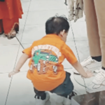 ट्रेंड – संस्कारी चिमुरडा cute-toddler-touches-feet-of-mall-mannequins-viral-video-sanskari-child (1)