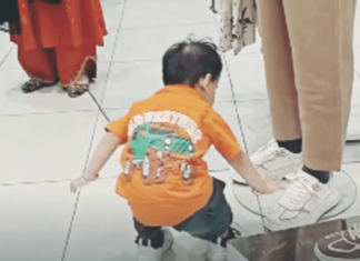 ट्रेंड – संस्कारी चिमुरडा cute-toddler-touches-feet-of-mall-mannequins-viral-video-sanskari-child (1)