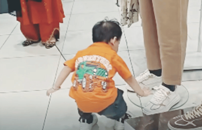 cute-toddler-touches-feet-of-mall-mannequins-viral-video-sanskari-child (1) cute-toddler-touches-feet-of-mall-mannequins-viral-video-sanskari-child (1)
