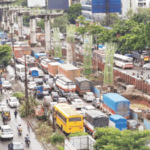रस्त्याची जबाबदारी बांधकाम विभागावर ढकलली खड्ड्याच्या प्रश्नावर टोलवाटोलवी, हायकोर्टाने ठाणे महापालिकेसह सरकारला फटकारले high-court-slams-thane-municipal-corporation-and-state-govt-over-ghodbunder-road-pothole-death-compensation