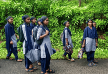 आदिवासी मुलींची शिक्षणासाठी रोज 5 किमी अंधारातून पायपीट; शाळा सुटल्यानंतर एसटी मिळत नसल्याने जव्हारच्या साकूर आश्रमशाळेतील 12 विद्यार्थिनींची फरफट