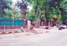 भायखळ्यातील महापौर बंगल्याबाहेरील बॅरिकेड्स हटवले