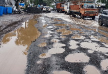 बिघडले सत्तेचे महाद्वार, उघडले स्वर्गाचे दार; नाशिकमध्ये खड्ड्यांनी घेतले सहा बळी