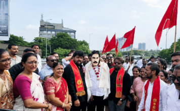 नवी मुंबईतील खड्ड्यांचा शिवसेनेने केला पंचनामा, महापालिका प्रशासनाच्या विरोधात निदर्शने