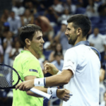 US Open 2026 – साडे चार तासांची झुंज, कोर्टवरच उलट्या अन् 24 ग्रँडस्लॅम विजेत्या नोवाक जोकोविचचा पहिल्याच फेरीत पराभव