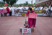 opposition-mps-protest-in-parliament-complex-on-ram-temple-donation-theft-issue-police-action-against-students