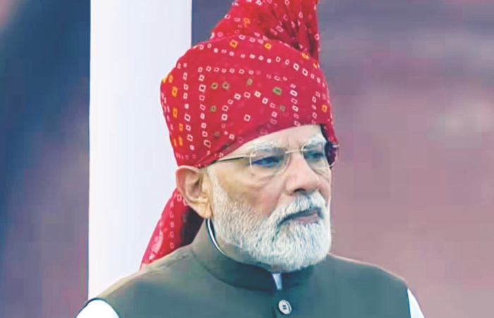 लाल किल्ल्यावर मोदींची थापेबाजी; स्थिर सरकारचा दावा खोटा