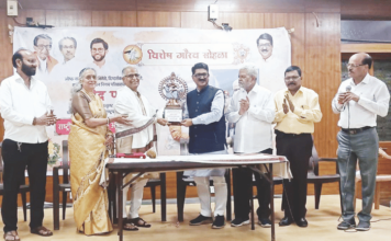 ज्येष्ठ अभिनेते प्रमोद पवार यांचा शिवसेनेकडून गौरव