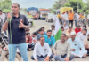 पीक विम्यासाठी शेतकरी उतरले रस्त्यावर! बार्शीतील चिखर्डेत रास्ता रोको