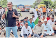 पीक विम्यासाठी शेतकरी उतरले रस्त्यावर! बार्शीतील चिखर्डेत रास्ता रोको