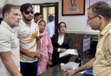 राहुल गांधींच्या धरणे आंदोलनानंतर दिल्ली पोलीस नरमले; पेलेट गन प्रकरणी FIR दाखल