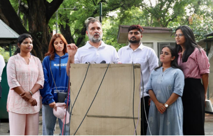 rahul gandhi with students