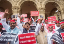 उत्तर प्रदेशात आमदारांची दानपेट्या घेत निदर्शने; विधानसभेच्या अधिवेशनापूर्वी समाजवादी पक्षाचे आंदोलन