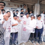 भरपावसात शेतात राबणाऱ्या बळीराजासाठी शिवसेनेचे रेनकोट; माणगावातील शेतकऱ्यांना वाटप