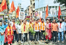 कोट्यवधी रुपये खर्चूनही कोल्हापुरातील रस्ते निकृष्ट! खड्ड्यात झाडे लावून, शिवसेनेचे प्रशासनाला आव्हान