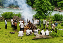 मरणानंतर मोक्षाची वाट बिकट; अंत्ययात्रा चिखलातून; अंत्यसंस्कार उघड्यावर