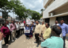 आम्हाला शिक्षक हवेत, शिक्षण हवंय… विद्यार्थ्यांनी हातात फलक घेत थेट गाठले शिक्षण अधिकाऱ्यांचे कार्यालय