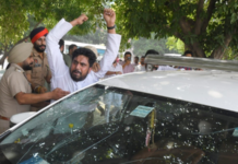 मोहालीत ईडीच्या कारवर आप कार्यकर्त्यांचा हल्ला