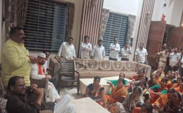 Hingoli news – संतप्त शेतकरी भाजप आमदार तान्हाजी मुटकुळेंच्या घरात शिरले; महिलांचा ठिय्या, जोरदार घोषणाबाजी