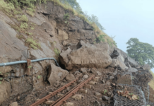 माथेरान घाटात रेल्वे ट्रॅकवर दरड कोसळली; टॉय ट्रेन बंद असल्याने मोठी दुर्घटना टळली, कड्यावरचा गणपती मार्ग ठप्प, रूळ ढिगाऱ्याखाली दबले