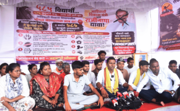 आंदोलक आदिवासी विद्यार्थ्यांचा निर्धार- मागण्या मान्य करा, अन्यथा महिना अखेरीस मुंबईकडे लाँगमार्च काढणार