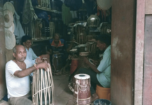 Ratnagiri News – गणेशोत्सवाच्या पार्श्वभूमीवर संगमेश्वरात वाद्य कारागिरांची लगबग; कोकणात ढोलकी, मृदुंग वाद्यांवर चढतोय नवा साज