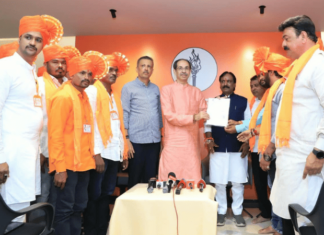 Photo – उद्धव ठाकरे यांच्या हस्ते 396 बुथप्रमुखांना विमा पॉलिसी आणि ओळखपत्राचे वाटप
