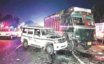 अहिल्यानगर, भंडारा, नांदेडमध्ये वाहनांची भीषण टक्कर, राज्यात तीन अपघातांत 21 जणांचा मृत्यू