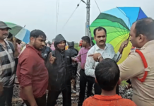 पुराच्या पाण्यात मासेमारी केली, मग रुळ ओलांडताना एक्सप्रेसने धडक दिली; चौघांचा मृत्यू, एक गंभीर जखमी
