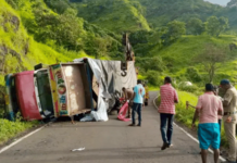 अणुस्कुरा घाटात ब्रेक फेल झाल्याने टेम्पो पलटी; 20 प्रवासी थोडक्यात बचावले