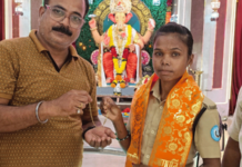होमगार्ड अश्विनी निकम यांनी परत केले सव्वा दोन तोळ्यांचे सोन्याचे ब्रेसलेट