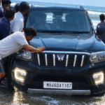 उरणच्या माणकेश्वर समुद्रात स्कॉर्पिओ बुडाली; सहा पर्यटक बचावले, भरतीचे पाणी वाढल्याने कार वाळूत रुतली