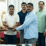 गणेशोत्सवाच्या बंदोबस्तातही चिपळूण पोलिसांची कर्तव्यतत्परता, रिक्षाचालकाचा हरवलेला मोबाईल शोधून केला सुपूर्द