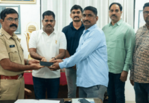 गणेशोत्सवाच्या बंदोबस्तातही चिपळूण पोलिसांची कर्तव्यतत्परता, रिक्षाचालकाचा हरवलेला मोबाईल शोधून केला सुपूर्द