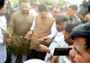 दुष्काळी परिस्थितीत सरकार शेतकऱ्यांच्या पाठीशी – मुख्यमंत्री, बार्शीतील धानोरे येथे सोयाबीनची पाहणी
