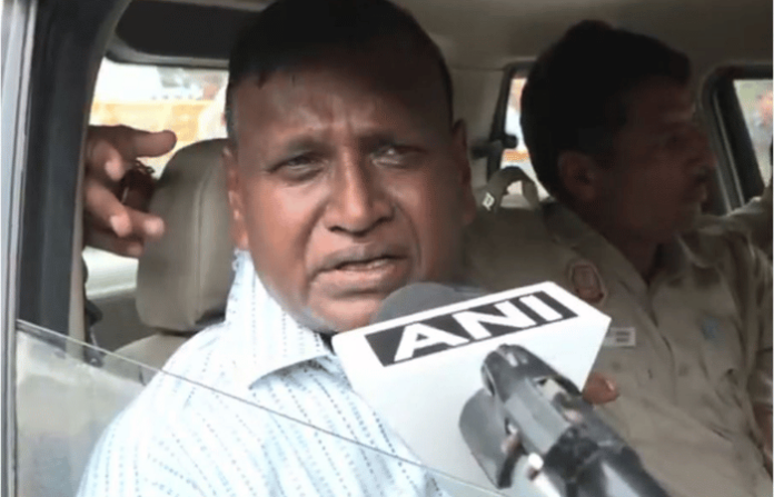 congress-protest-outside-rss-headquarters-delhi-manusmriti-burnt-udit-raj-detained congress-protest-outside-rss-headquarters-delhi-manusmriti-burnt-udit-raj-detained