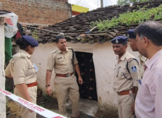 पत्नीसह तीन चिमुकल्यांची झोपेतच वार करून निर्घृण हत्या; रक्ताळलेली कुऱ्हाड घेऊन उंबरठ्यावर बसलेल्या 28 वर्षीय पतीला अटक