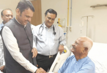 फडणवीसांनी घेतली अण्णा हजारेंची भेट, प्रकृतीची केली विचारपूस