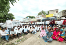 फलटणमध्ये हजारो नागरिकांचा रुग्णालयाला घेराव, लेखी आश्वासनानंतर डॉ. रूपनवर यांच्यावर अंत्यसंस्कार