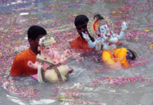 Photo – भक्तिमय वातावरणात गौरी-गणपतीचे विसर्जन