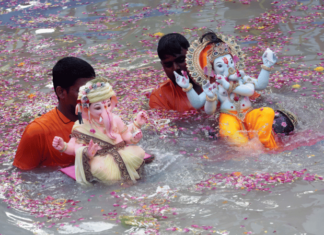 Photo – भक्तिमय वातावरणात गौरी-गणपतीचे विसर्जन