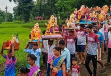 Ratnagiri News – ढोल ताशांच्या गजरात संगमेश्वर परिसरातील गणरायांना निरोप; पावसाने विश्रांती घेतल्याने भक्तांच्या आनंदाला उधाण