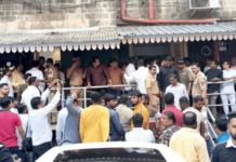 महायुतीच्या दोन गटनेत्यांची पुन्हा गुंडागर्दी, कोल्हापूर मनपा बैठकीत शड्डू ठोकत एकमेकांना चौकात येण्याचे आव्हान kolhapur-municipal-corporation-meeting-ruckus-mahayuti-leaders-sharangdhar-deshmukh-adil-faras-clash