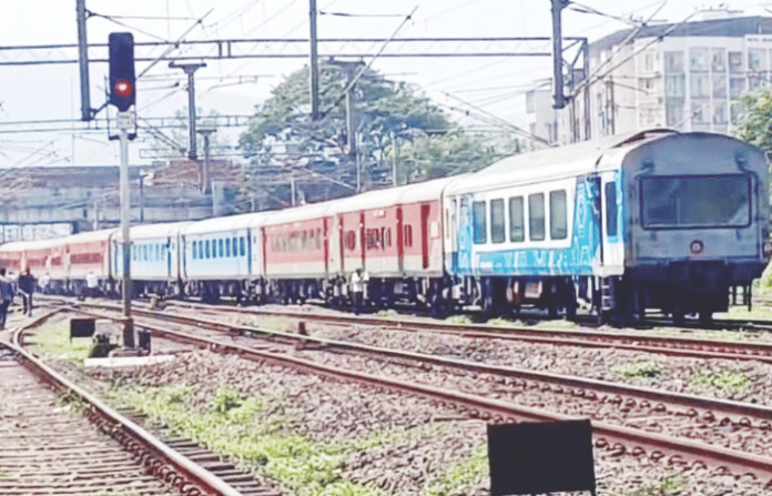 konkan-railway-passengers-stranded-near-pen-for-four-hours-technical-snag-in-janshatabdi-express-train-services-disrupted