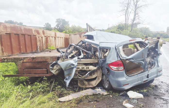 mumbai-nashik-highway-fatal-accident-atgaon-five-of-same-family-returning-from-trimbakeshwar-killed-live