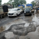कल्याणच्या रामबागेतील रस्त्यांची दुर्दशा, पालिका उपअभियंत्यांना घातली ‘खड्ड्यांची’ शाल; शिवसेनेच्या नगरसेविकांनी केला अनोखा ‘सत्कार’