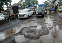 कल्याणच्या रामबागेतील रस्त्यांची दुर्दशा, पालिका उपअभियंत्यांना घातली ‘खड्ड्यांची’ शाल; शिवसेनेच्या नगरसेविकांनी केला अनोखा ‘सत्कार’